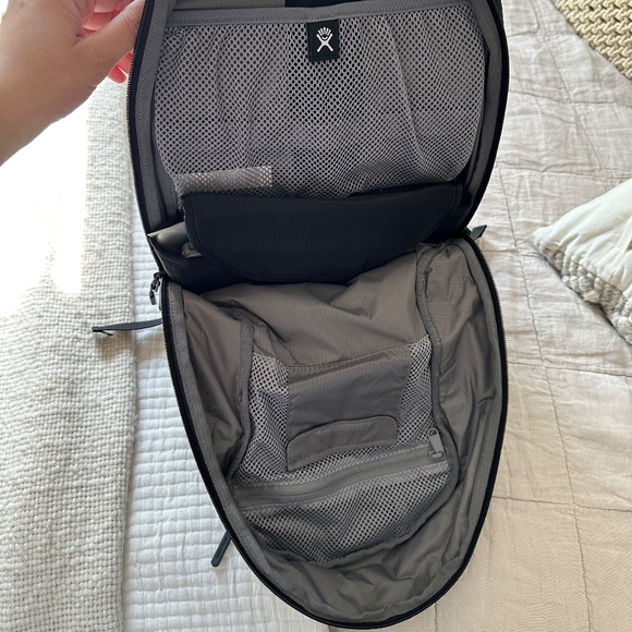 Hydro Flask 14L Down Shift Hydration Pack, 14L Pack, Black - Picture 7 of 12